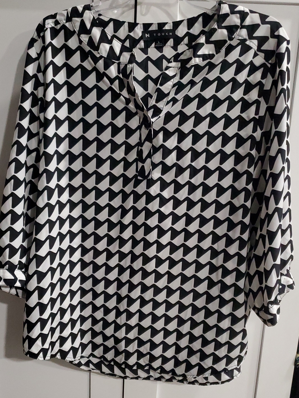 N Touch Black & White Geometric V-Neck Pullover Blouse
